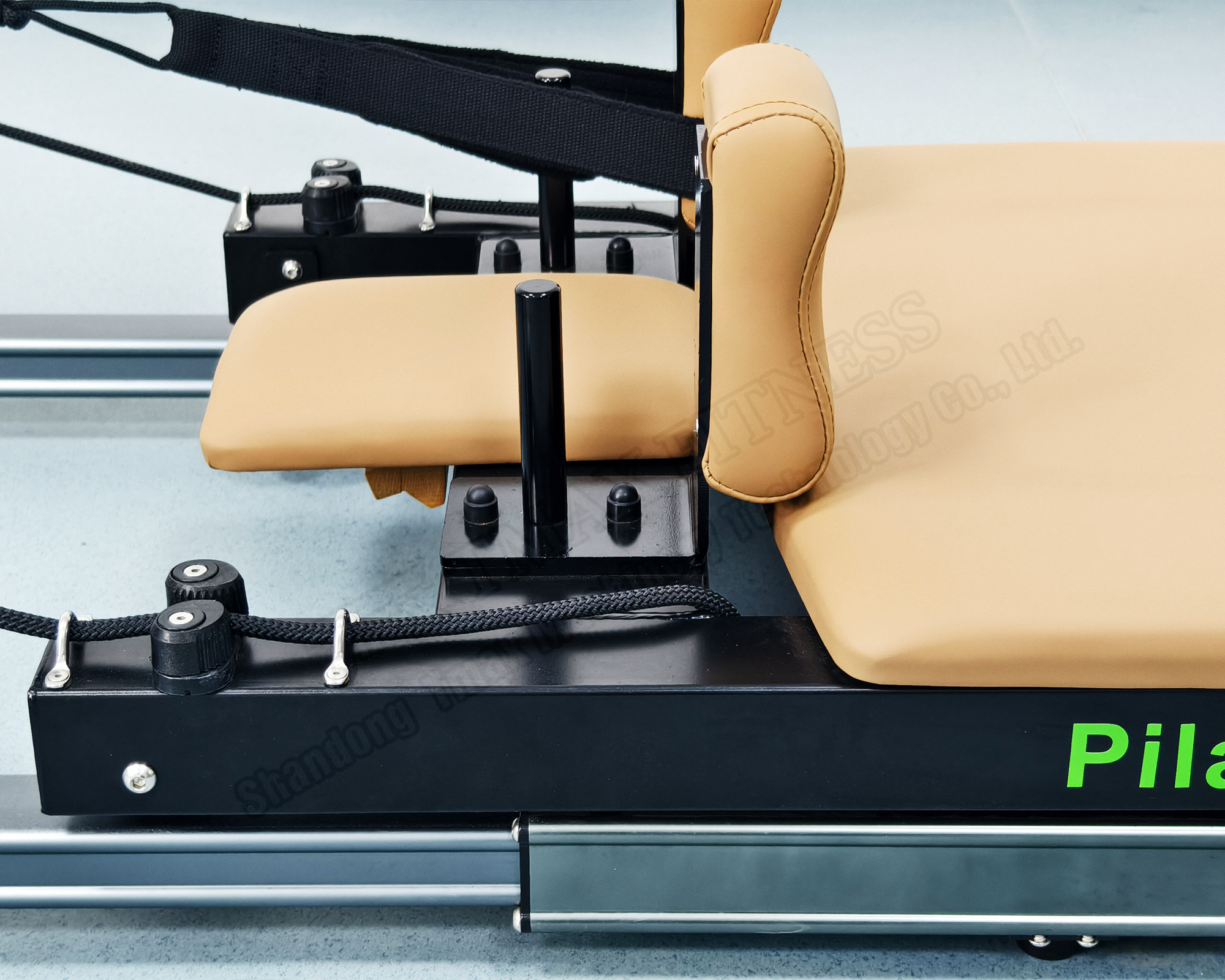 DZ146 Pull-out Pilates Reformer: Space-Saving Elegance